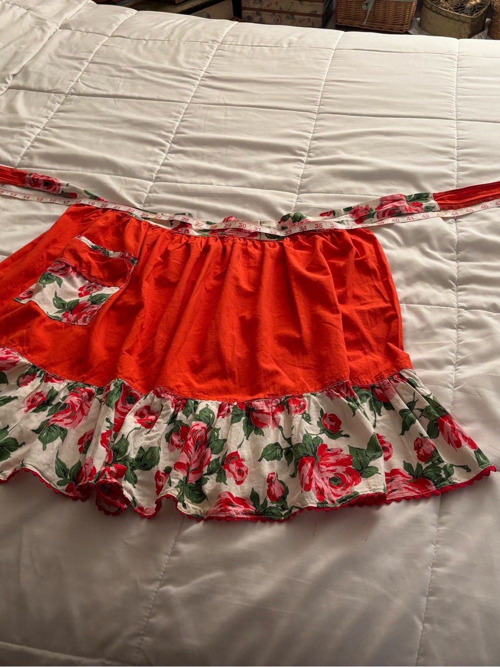 Vintage apron of beautiful colorful floral design. Handmade of all cotton! - Picture 6 of 10